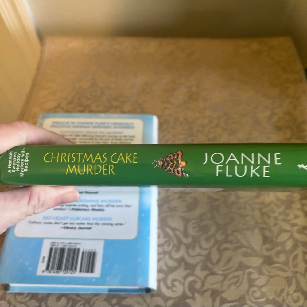Lot Of Two Joanne Fluke Christmas Books Cupcake Cake Murder Mystery Hardcover - Picture 9 of 12